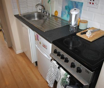 West Wycombe Road, High Wycombe - Photo 2