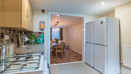 Burchett Place, Leeds - Photo 3