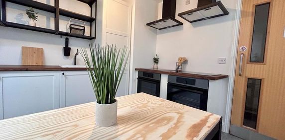 1 bedroom in a flat share to rent - Photo 2