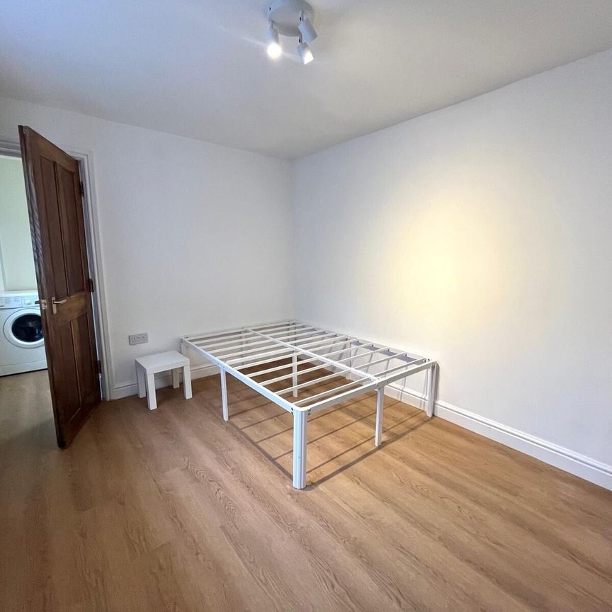 Court Road, Cardiff, Grangetown - Photo 1