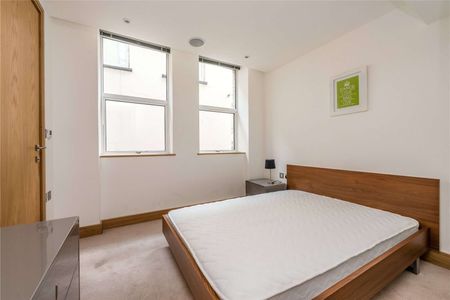 An immaculately presented two bedroom apartment located just off Fleet Street. - Photo 3