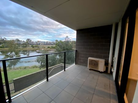 Modern Lakeside Apartment - Photo 2