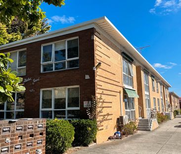 FANTASTIC UNIT IN A PRIME LOCATION - ESSENDON! - Photo 3