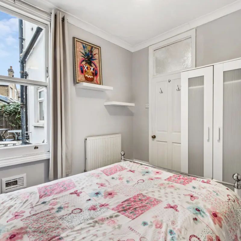 3 bedroom flat in Wandsworth Common - Photo 1