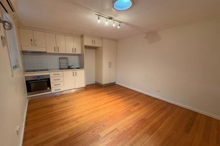 SPACIOUS SELF CONTAINED UNIT IN PRIME LOCATION - Photo 3