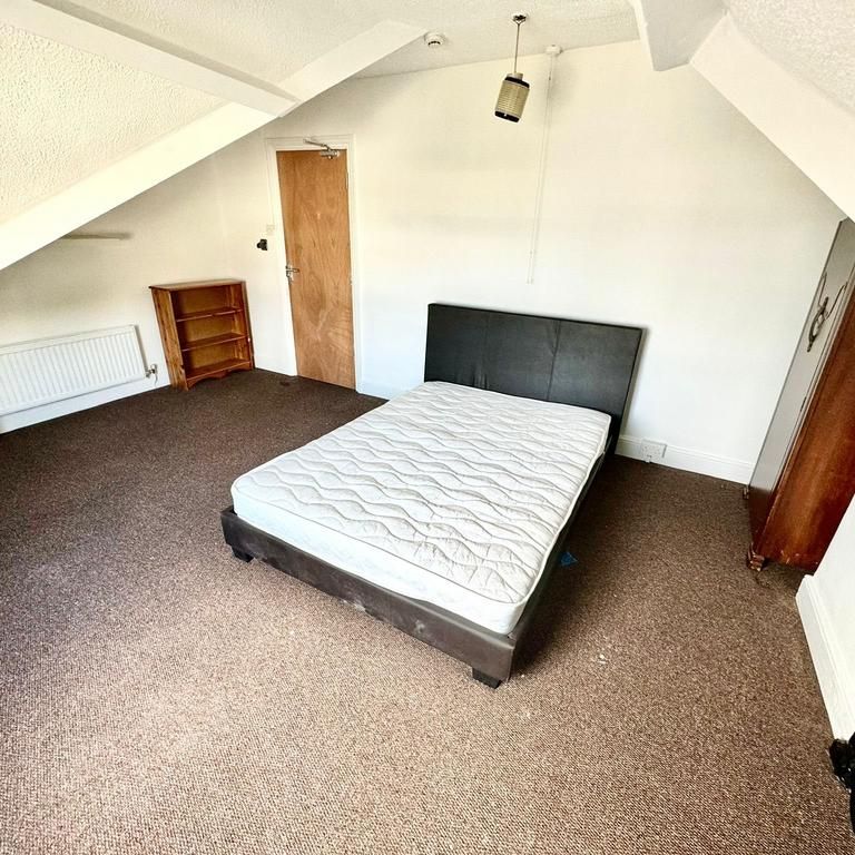 1 bedroom in a house share to rent - Photo 1