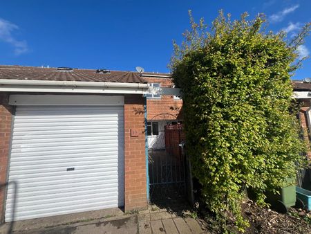 3 Bed House - Terraced - Photo 4