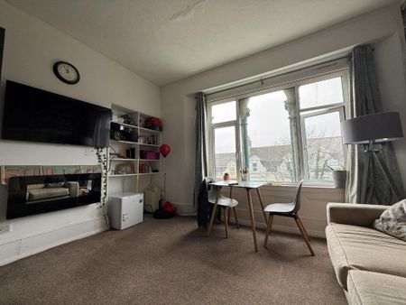 2 bedroom flat to rent - Photo 2