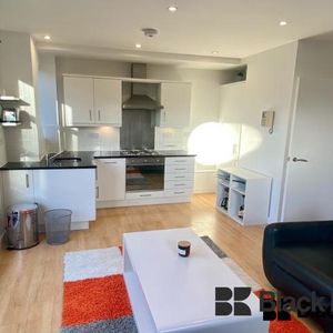 Rarely available one bedroomed penthouse apartment - Photo 2