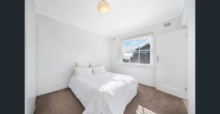"Centrally Located, Ground floor Art Deco One Bedroom Apartment with sunroom" - Photo 4