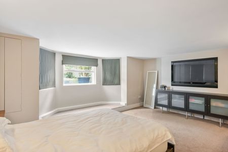 Moorend Grove, Cheltenham, Gloucestershire - Photo 3