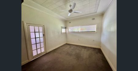 STYLISH 2 BEDDER STEPS FROM THE PARK AND THE NEW GRAFTON POOL - Photo 4