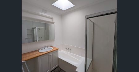 Large 5 Bedroom Family Home - Photo 5