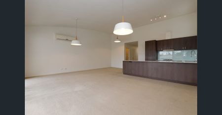 Spacious 3 bedroom apartment, in prime location! - Photo 3