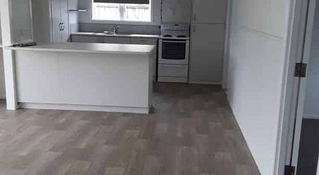 Bright & Convenient – Walk to Town! - Photo 3