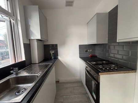 3 Bed Flat, Burnley Road, NW10 - Photo 2