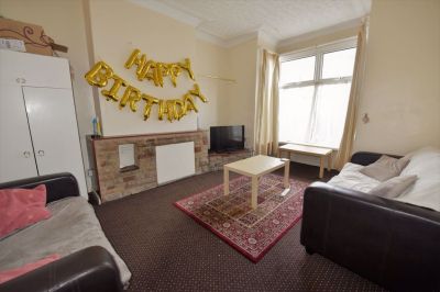 4 bedroom House in Norwood Place, Leeds - Photo 1