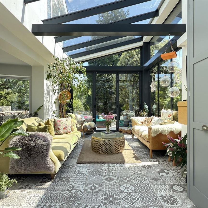 6 Bedroom House - Photo 1