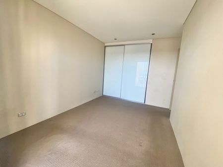 Spacious Modern Apartment in the Heart of Maroubra Junction! - Photo 2