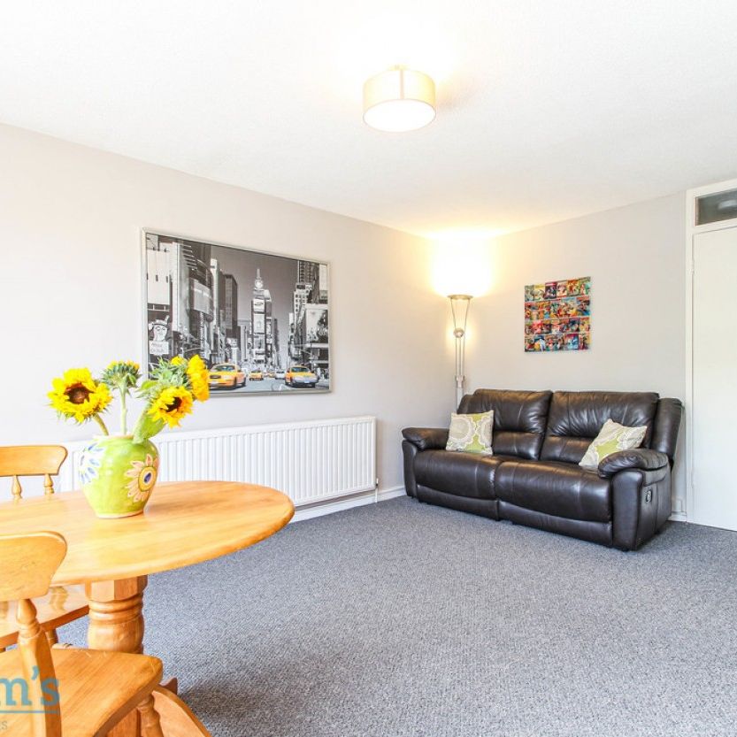 References Pending - 2 bed Apartment - Photo 1