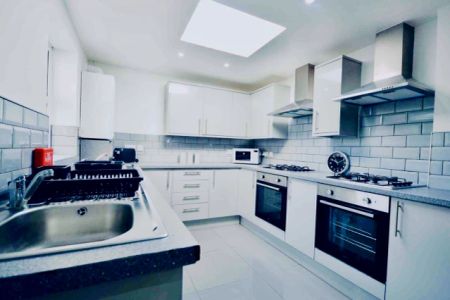 4 Beds 4 Baths - Photo 2