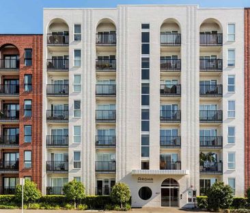 Modern 2BR Apt with Pool - Photo 2