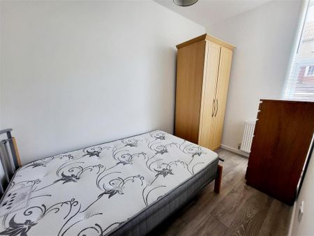 3 bedroom flat to rent - Photo 4