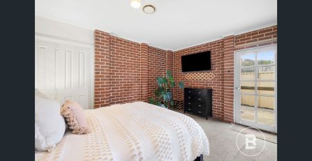 STYLISH & MODERN TOWNHOUSE WITH LOW MAINTENANCE LIVING - Photo 4