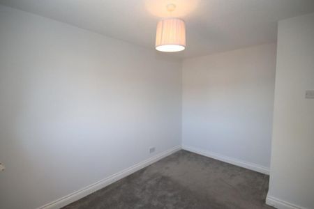3 bedroom end of terrace house to rent - Photo 3