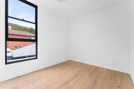 Architectural Home - Photo 3