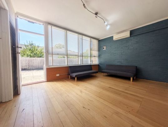 Just a few steps from the beach! - Photo 1