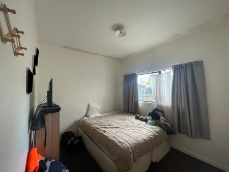 4 Bedroom Brick and Tile Property&excl;&excl; - Photo 4