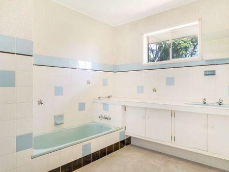 Spacious Family Living in Sought-After East Toowoomba - Photo 2