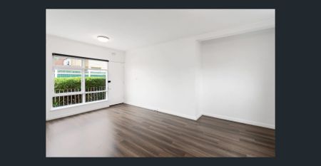 Light-Filled Ground-Floor Apartment in Prime Location - Photo 2