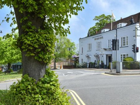 King George's Walk, 5 High Street, Esher, Surrey, KT10 - Photo 2