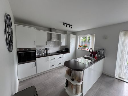 Room in a Shared House, New Forest Village, LS10 - Photo 5