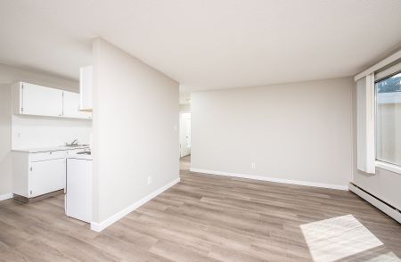 Signature Manor - Photo 2