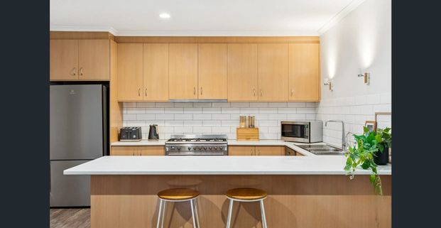 Spacious Townhouse in a Quiet Parkside Location - Photo 1