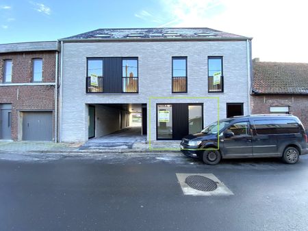 INSTAPKLAAR GELIJKVLOERS APPARTEMENT MET TERRAS EN STAANPLAATS - Photo 5