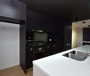 Beautifully Presented And Contemporary Designed Home - Photo 3