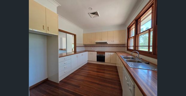 Breathtaking Valley Views – Peaceful Family Living - Photo 1