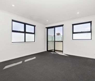 Near New 4 bedroom Townhouse - Photo 3