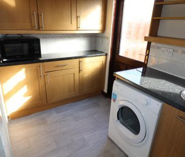 2 bedroom end of terrace house to rent - Photo 2