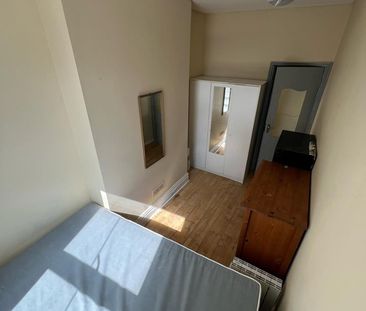 Room in a Shared House, Chiswick High Road, W4 - Photo 5