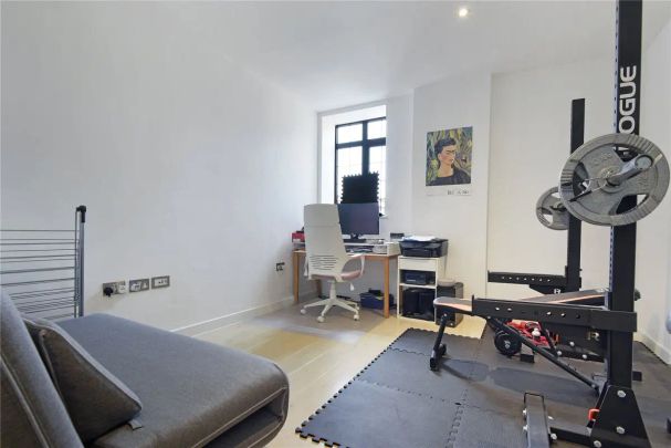 2 bedroom flat in London - Photo 1