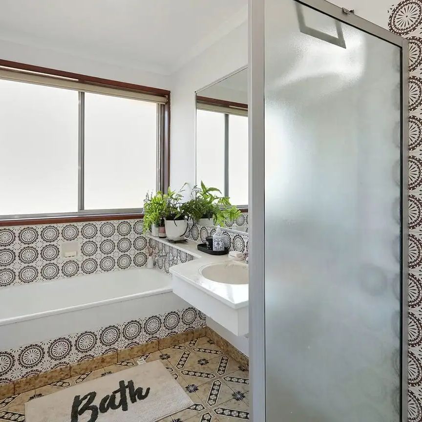 “Spacious retro style home” - Photo 1