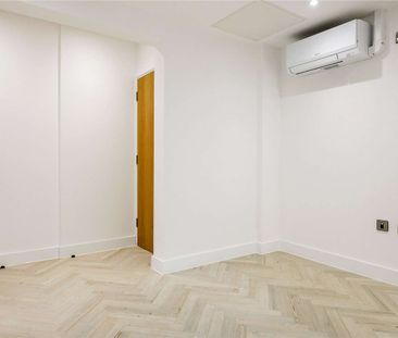 A newly refurbished third floor two bedroom flat. - Photo 1