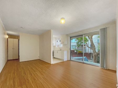 Conveniently Located Modern Apartment - Photo 3