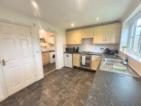 4 bedroom detached house to rent - Photo 4