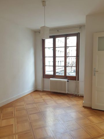 2 pièces au coeur des eaux-vives avec balcon disposé comme suit : hall d'entreé, salle de bains, séjour, cuisine et balcon. Immeuble avec ascenseur. Pas de cave à bien plaire. appartement disponible pour le 15 novembre 2025. La liste des éléments à four - Foto 2